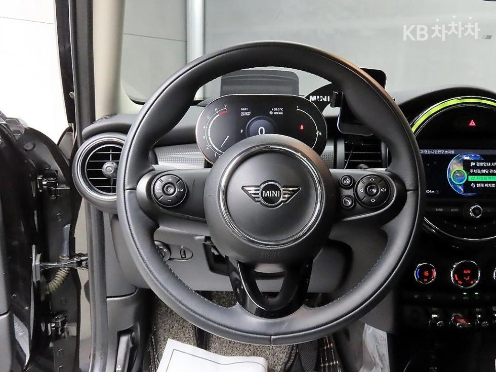 2021 MINI 5 photo