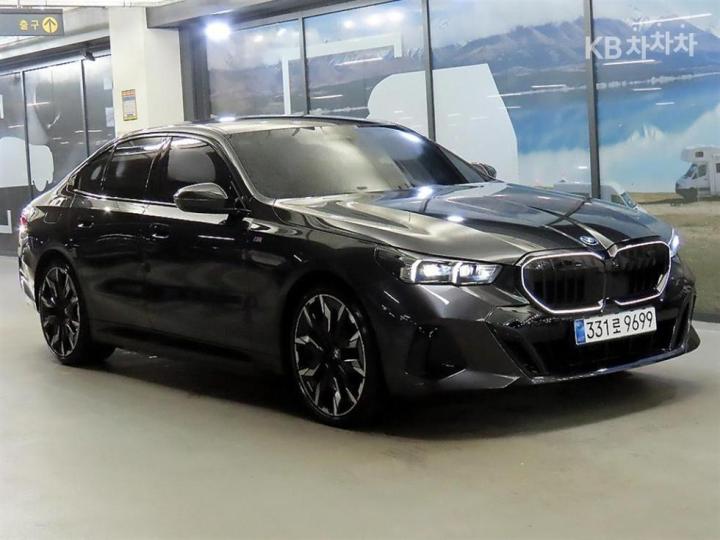 BMW 5er 550e xDrive — foto 1