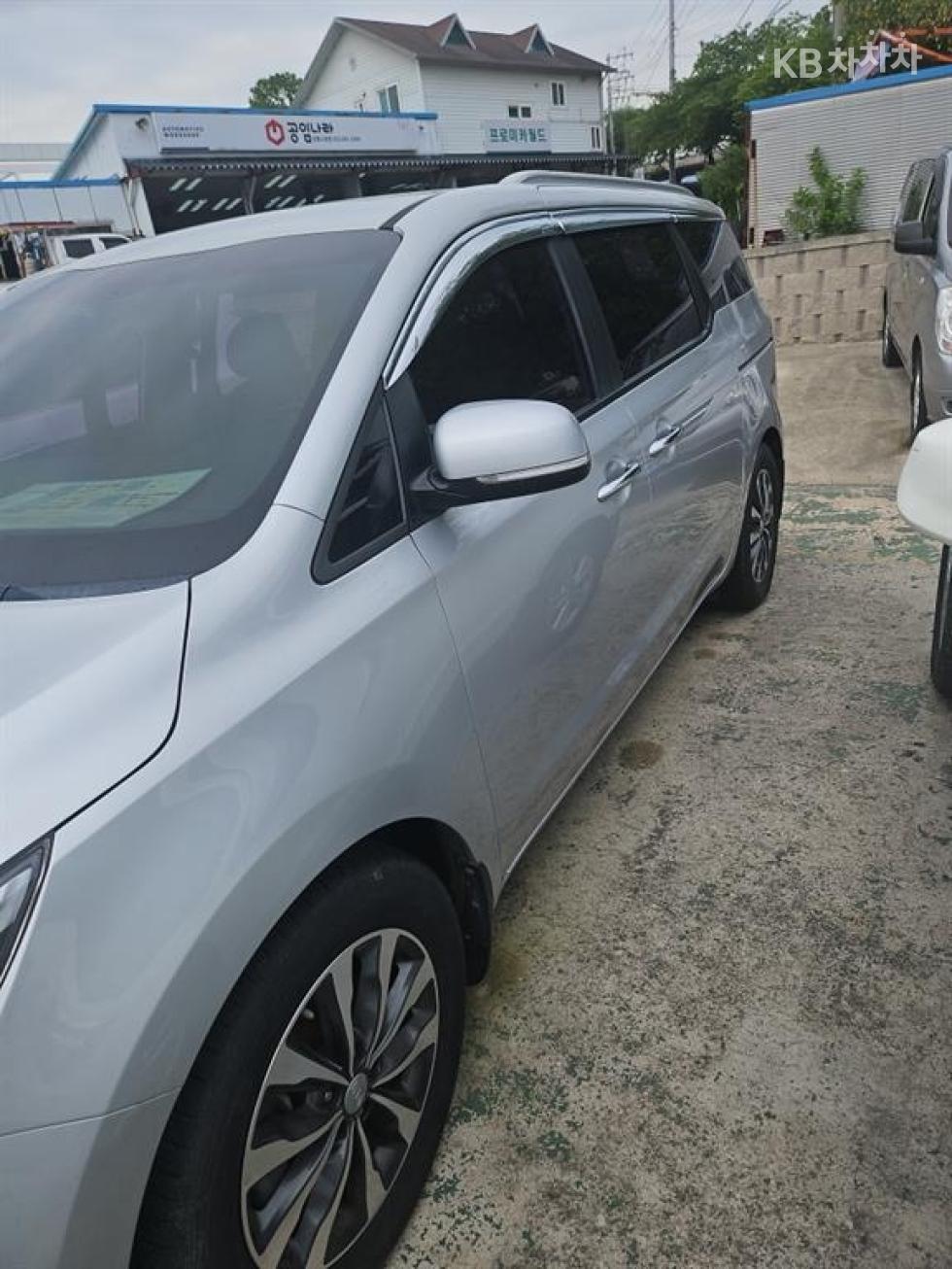 Kia Carnival — miniaturë 3