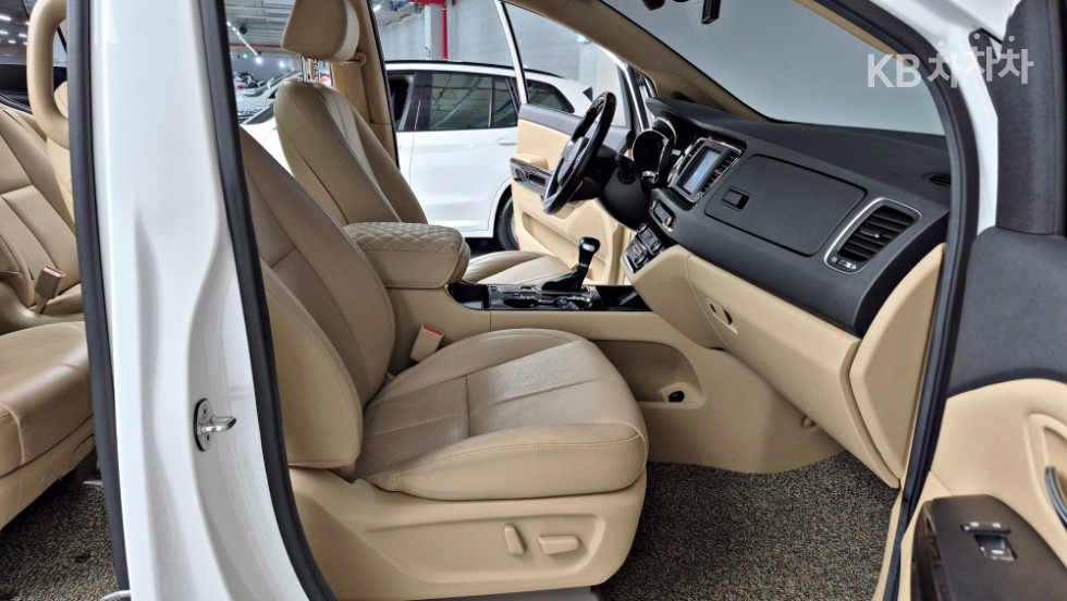Kia Carnival — miniaturë 11