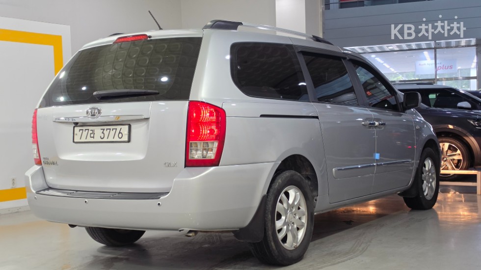 Kia Carnival — miniaturë 4
