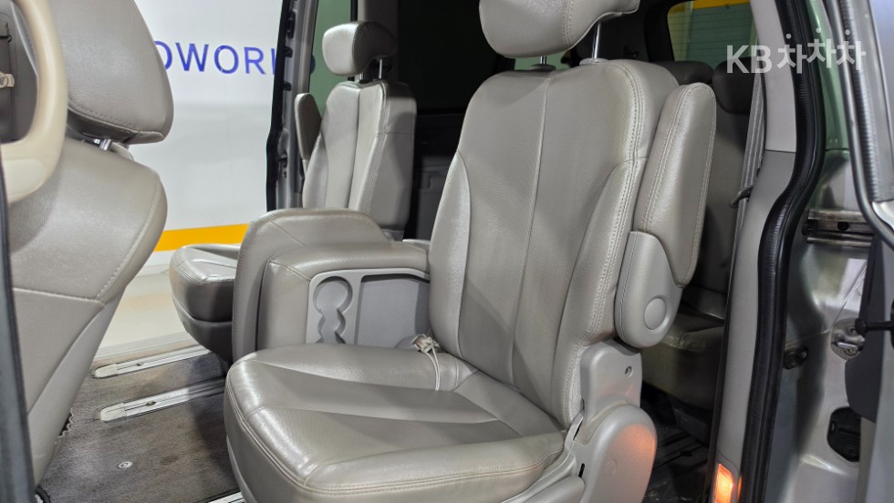 Kia Carnival — miniaturë 9