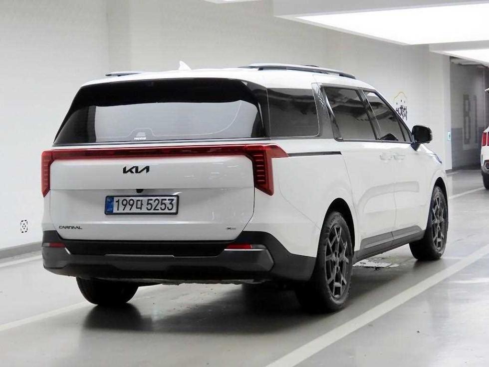 Kia Carnival — miniaturë 4