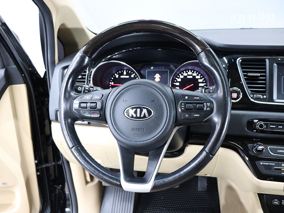 Kia Carnival — miniaturë 8