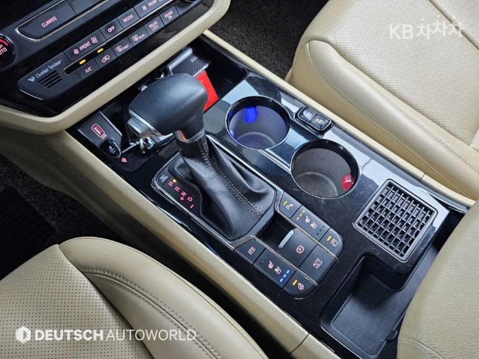 Kia Carnival — miniaturë 9