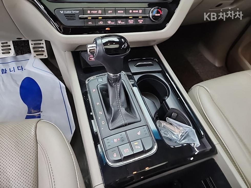 Kia Carnival — miniaturë 8
