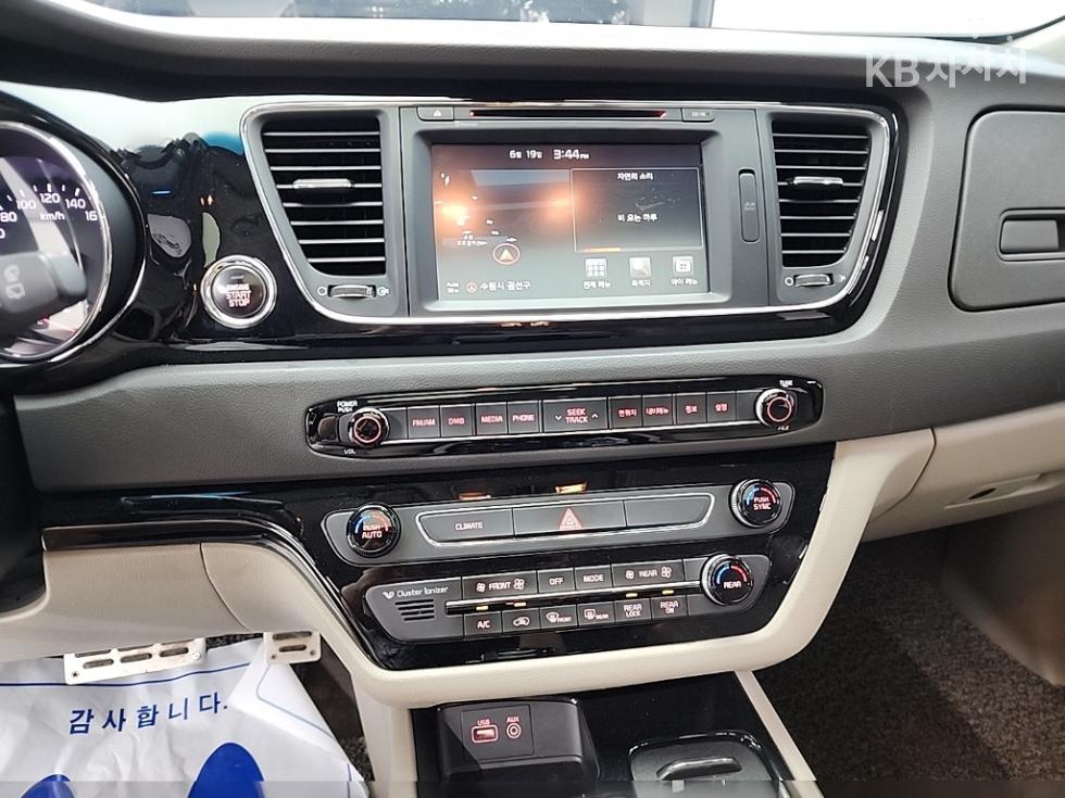 Kia Carnival — miniaturë 10