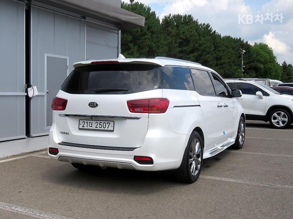 Kia Carnival — miniaturë 4