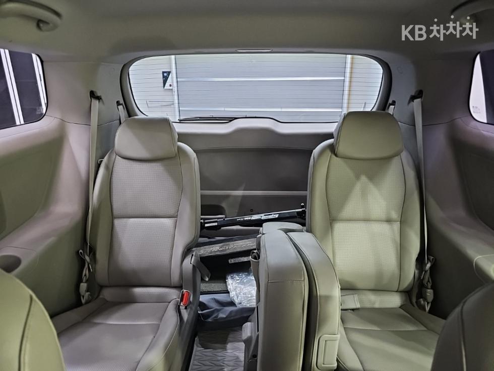 Kia Carnival — miniaturë 15