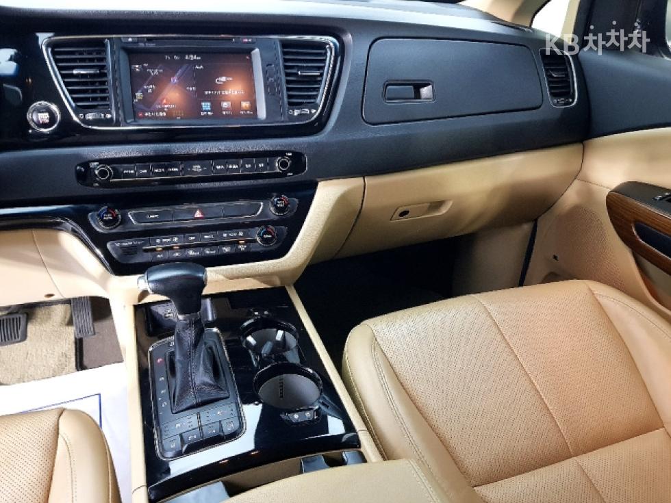 Kia Carnival — miniaturë 10