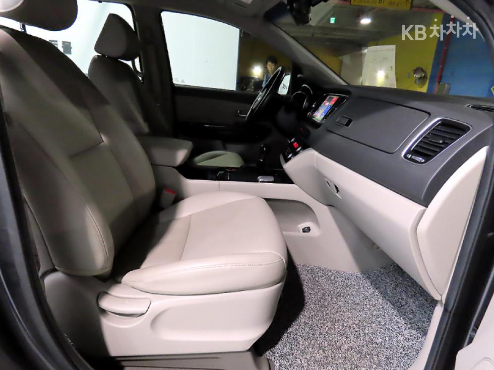 Kia Carnival — miniaturë 8