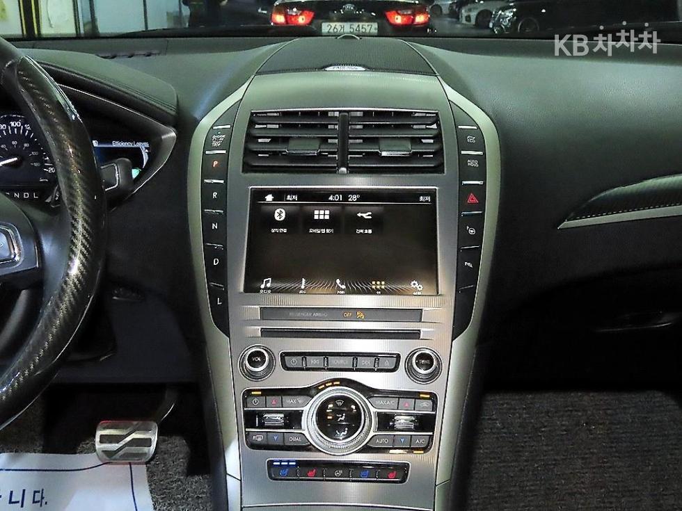Lincoln MKZ — miniaturë 11