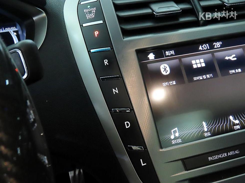 Lincoln MKZ — miniaturë 13