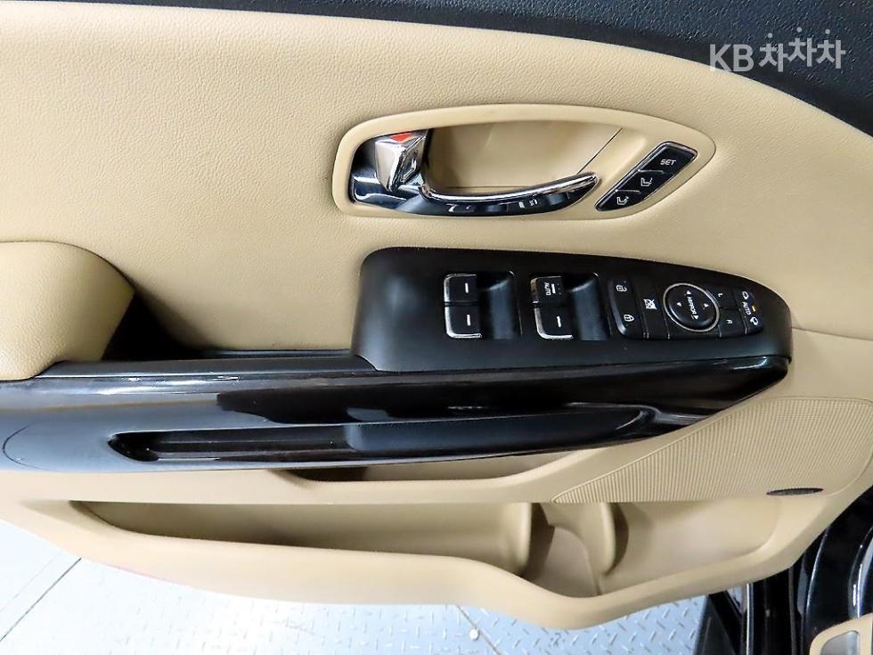 Kia Carnival — miniaturë 11