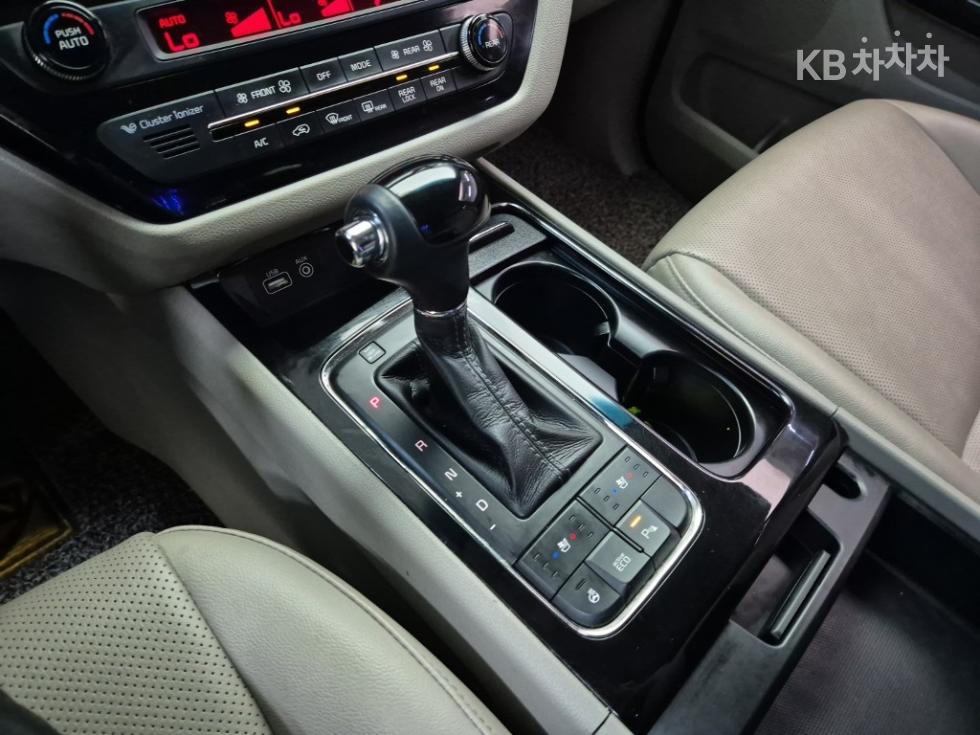 Kia Carnival — miniaturë 8
