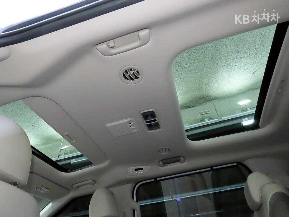 Kia Carnival — miniaturë 15