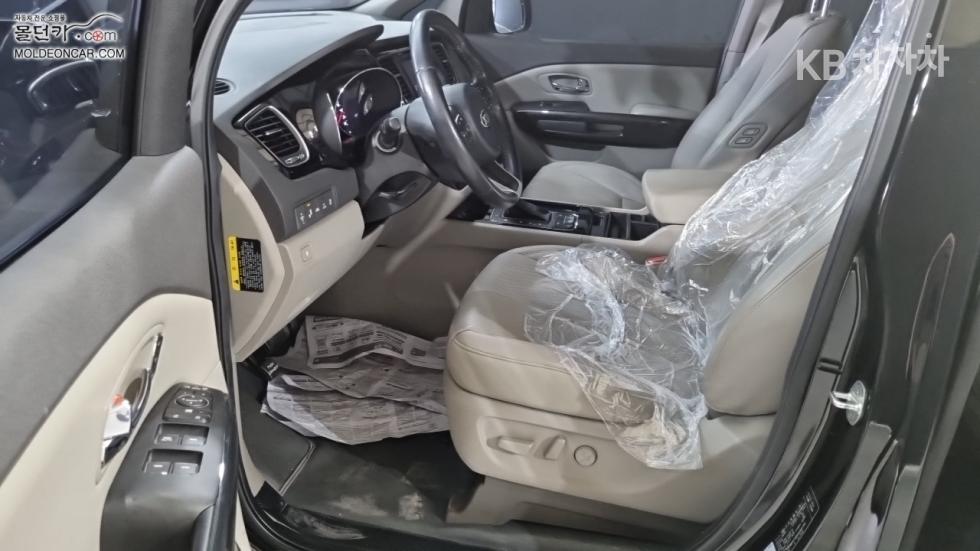 Kia Carnival — miniaturë 9