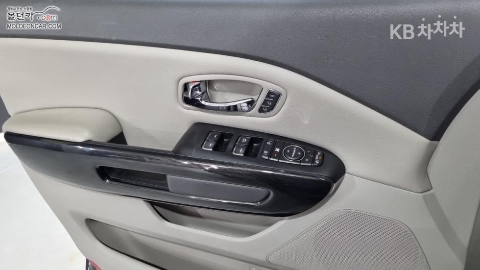 Kia Carnival — miniaturë 17