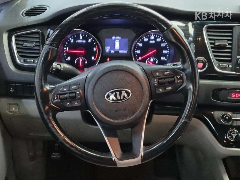 Kia Carnival — miniaturë 9
