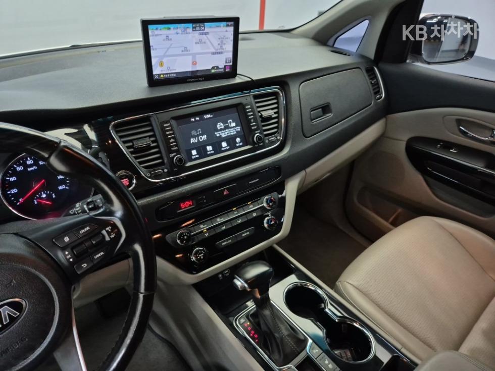 Kia Carnival — miniaturë 10