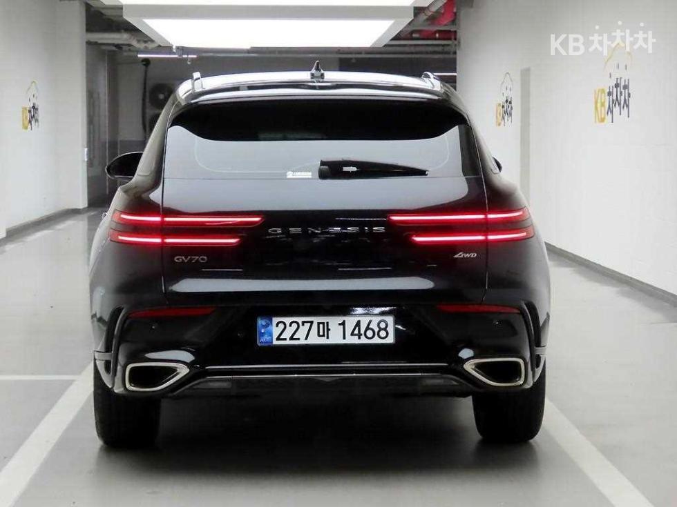 2024 Genesis GV70 photo