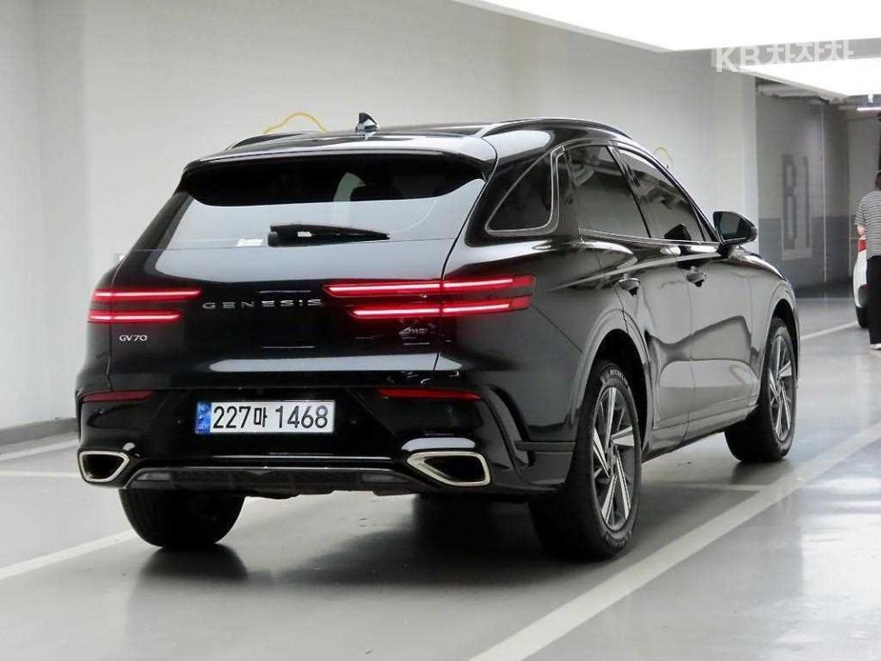 2024 Genesis GV70 photo