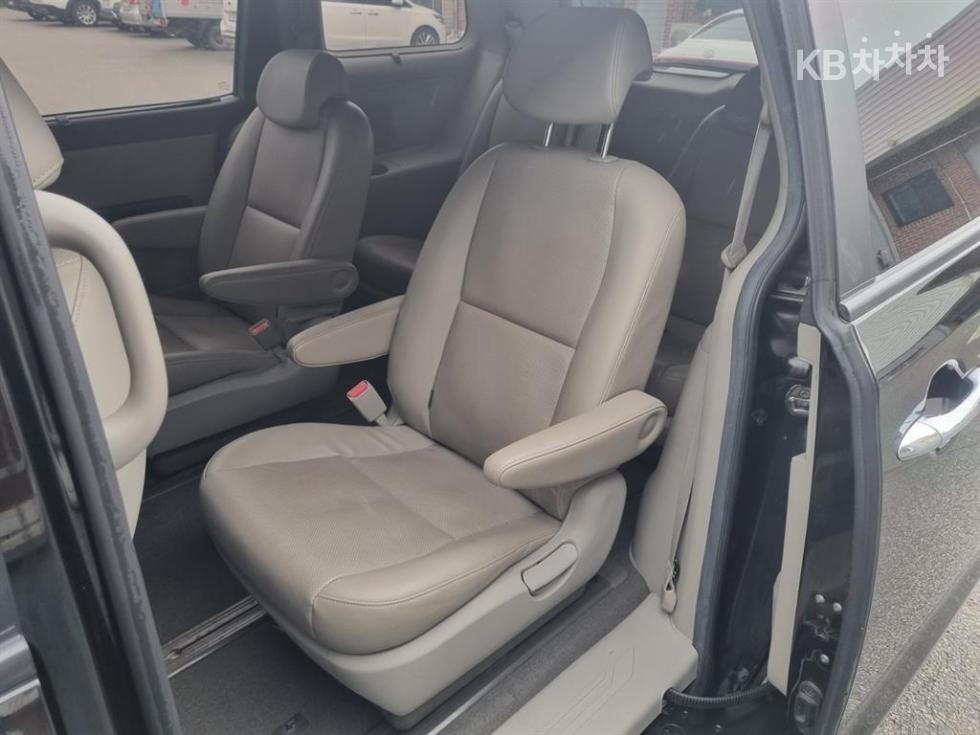 Kia Carnival — miniaturë 17