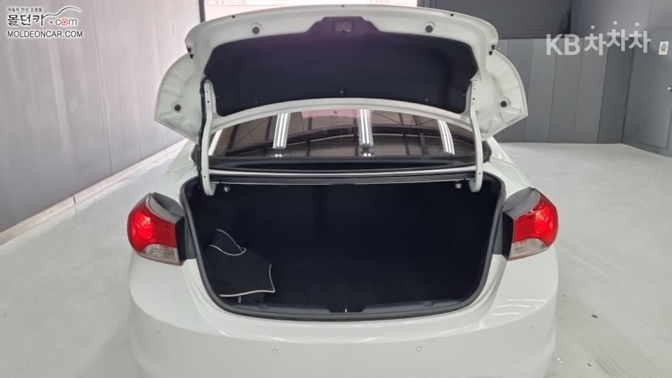 Hyundai Avante — miniaturë 18