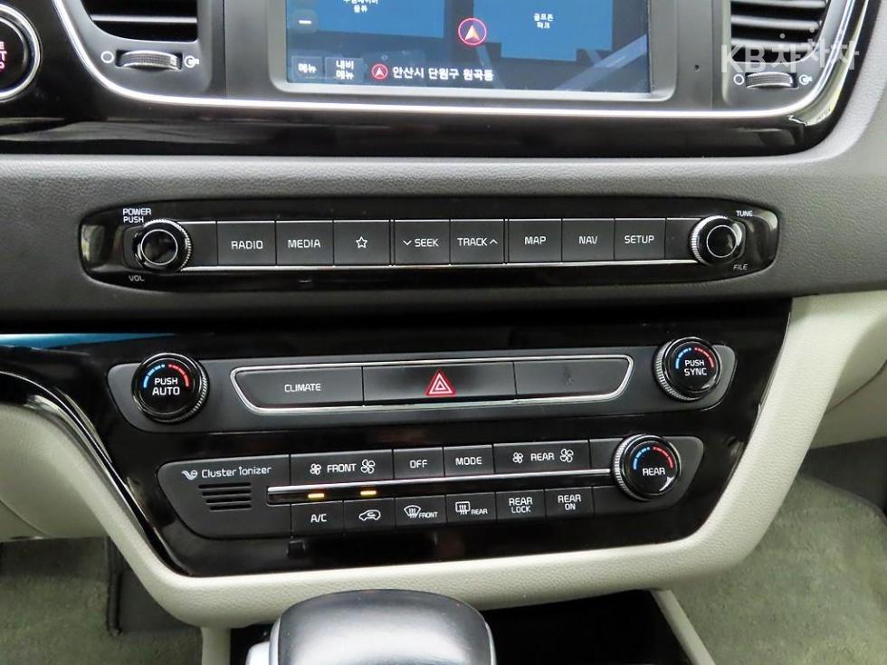 Kia Carnival — miniaturë 9