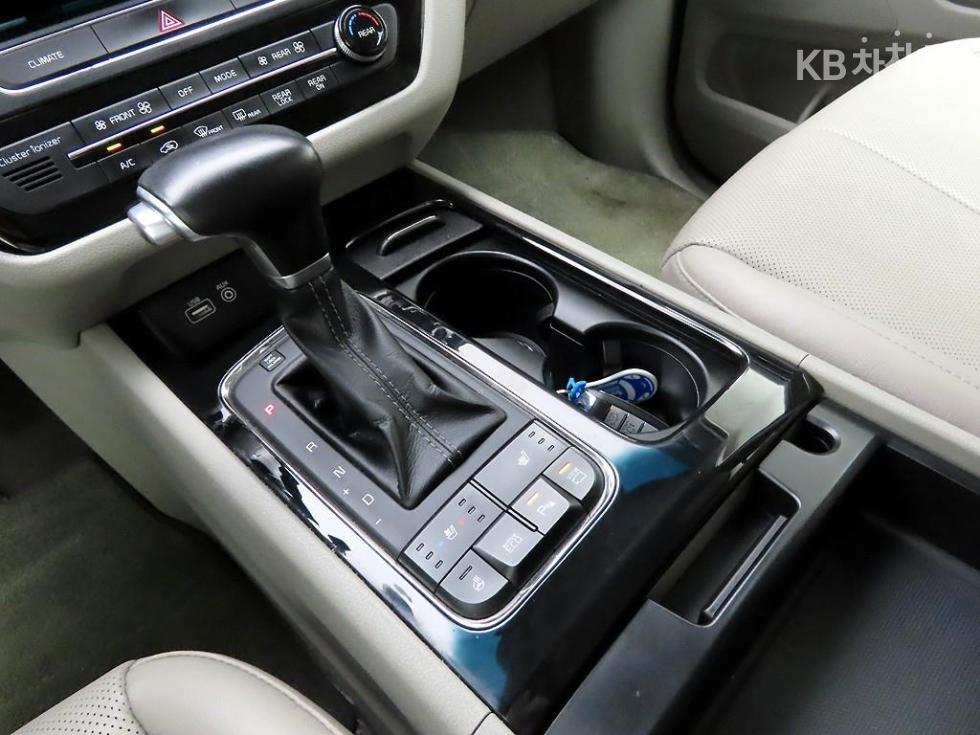 Kia Carnival — miniaturë 10