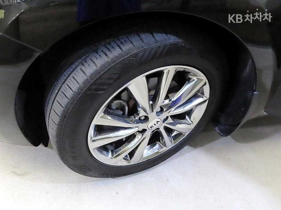 Kia Carnival — miniaturë 20