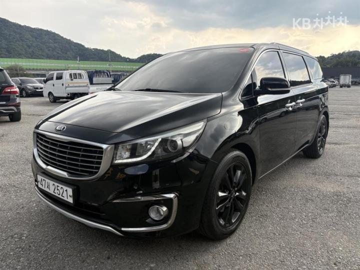Kia Carnival 9-seater Prestige — foto 1