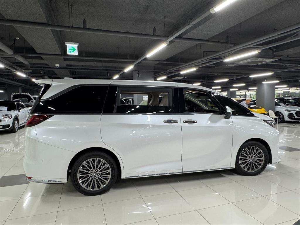Lexus LM — miniaturë 2