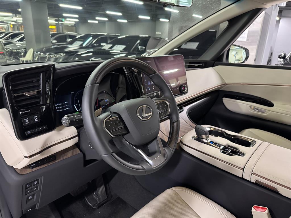 Lexus LM — miniaturë 4