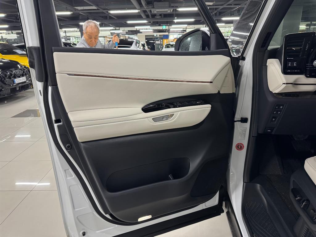 Lexus LM — miniaturë 6