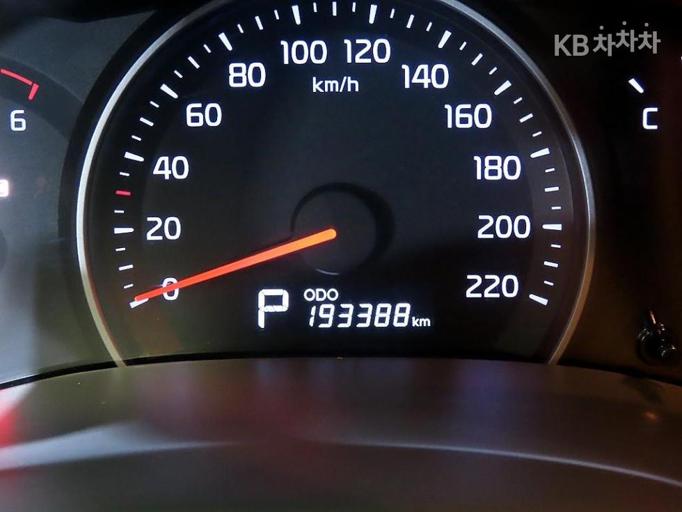 Kia Carnival — miniaturë 9