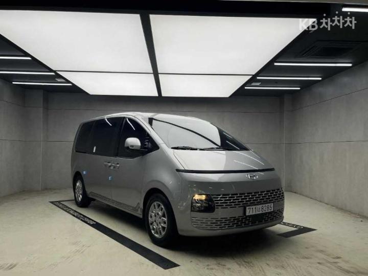 Hyundai Staria Tourer 11-Seater Modern — foto 1