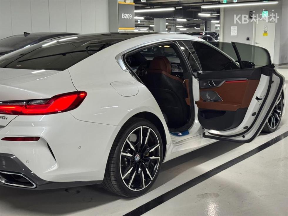 BMW 8er, 2023, фотография 8