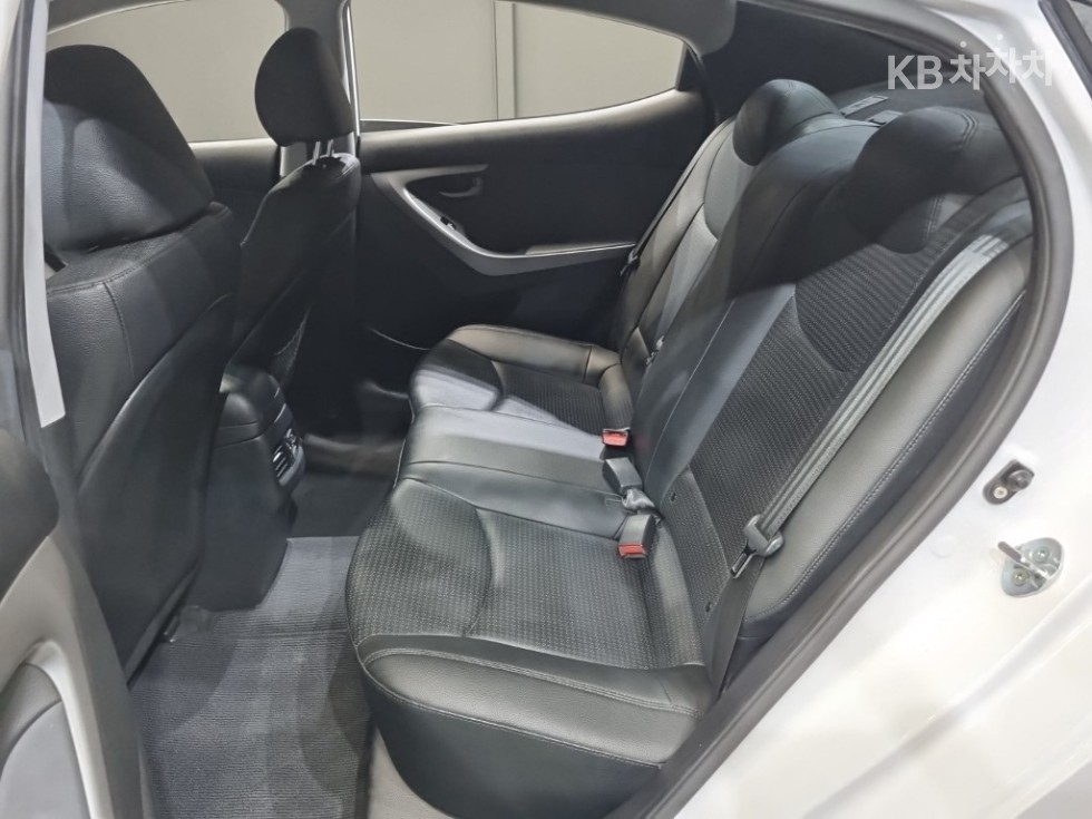 Hyundai Avante — miniaturë 16