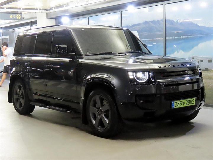 Land Rover Defender 110 D300 X-DYN HSE — foto 1