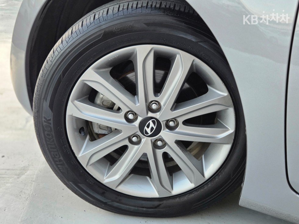 Hyundai Avante — miniaturë 9