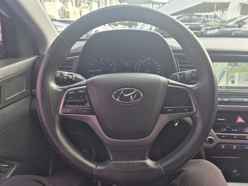 Hyundai Avante — miniaturë 13