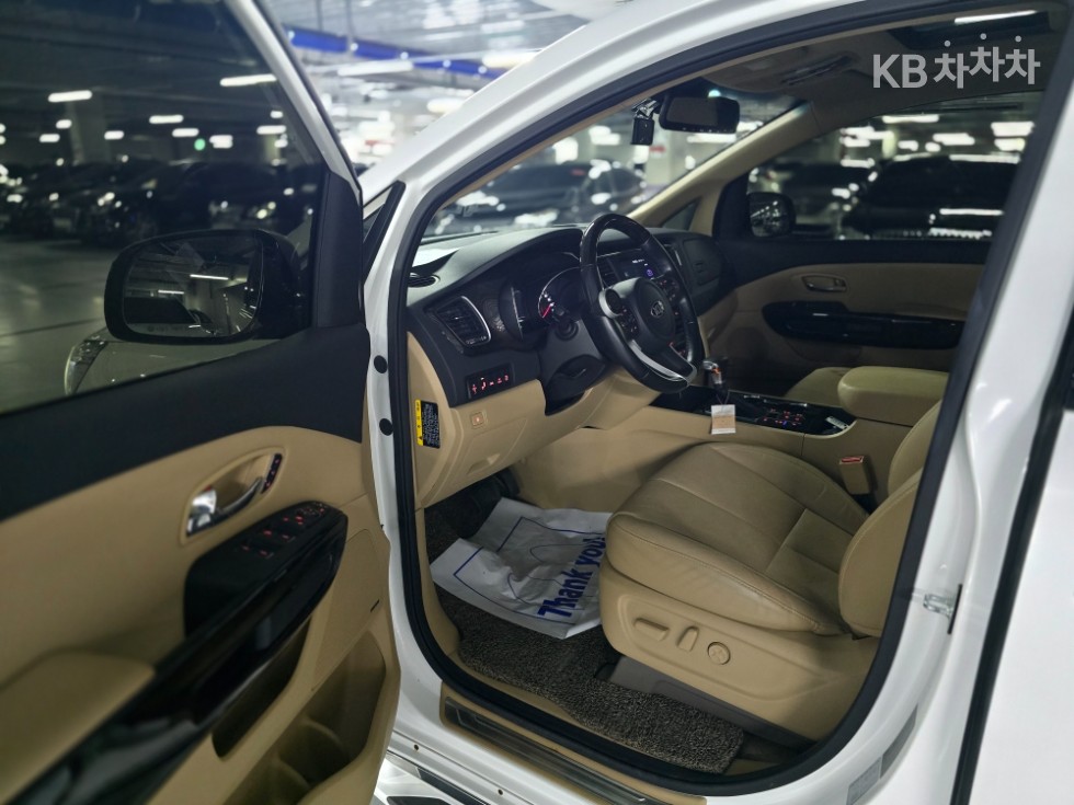 Kia Carnival — miniaturë 9