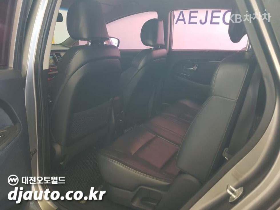 Kia Carens — miniaturë 12