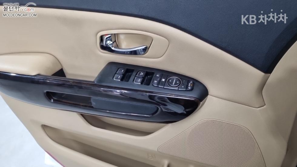 Kia Carnival — miniaturë 17