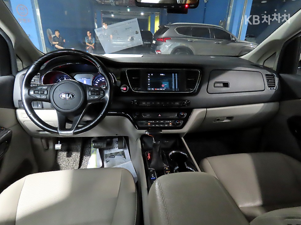 Kia Carnival — miniaturë 5