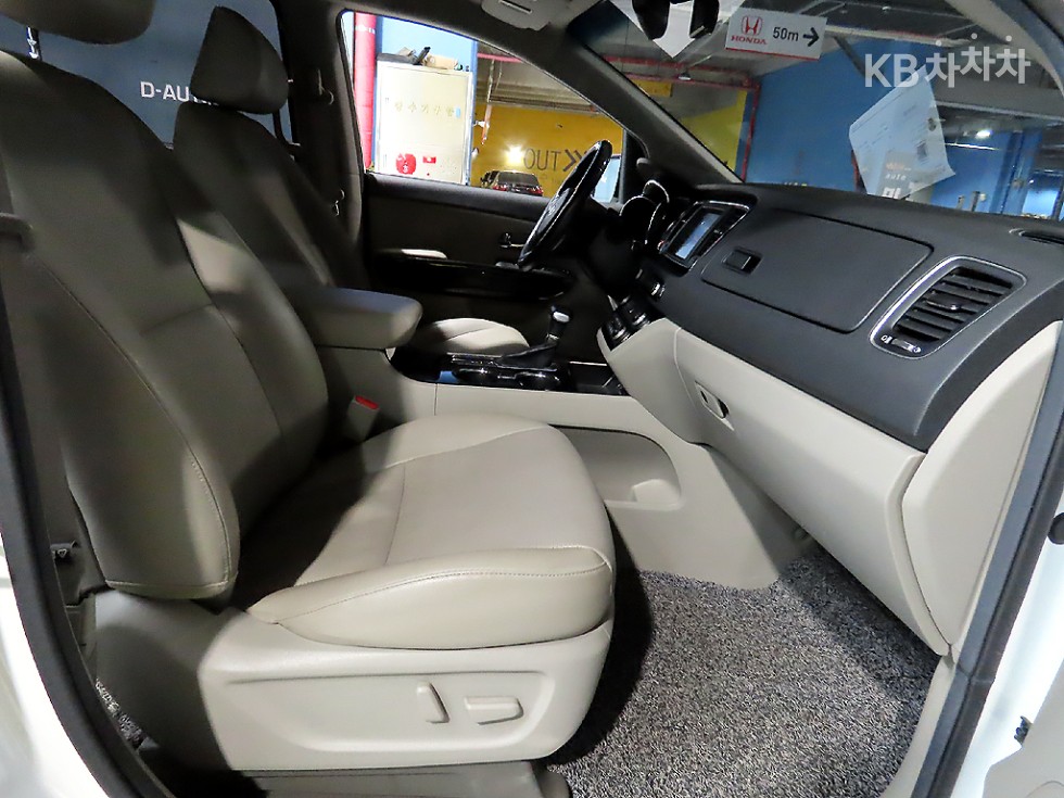 Kia Carnival — miniaturë 8