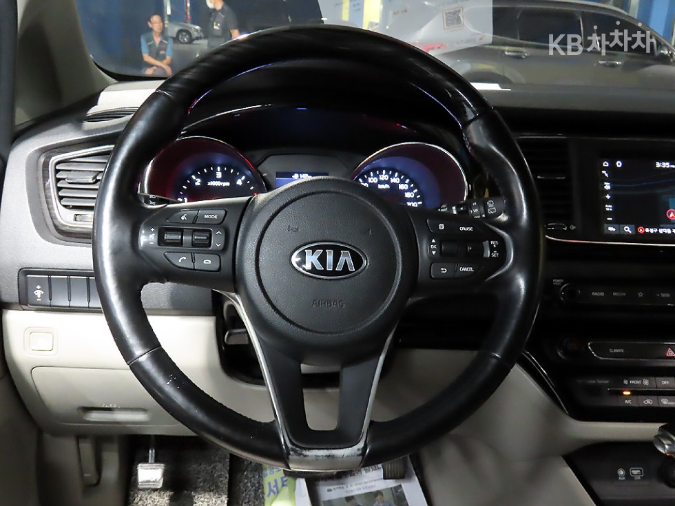 Kia Carnival — miniaturë 11