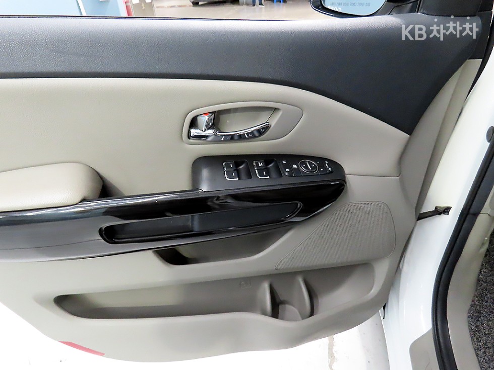 Kia Carnival — miniaturë 15