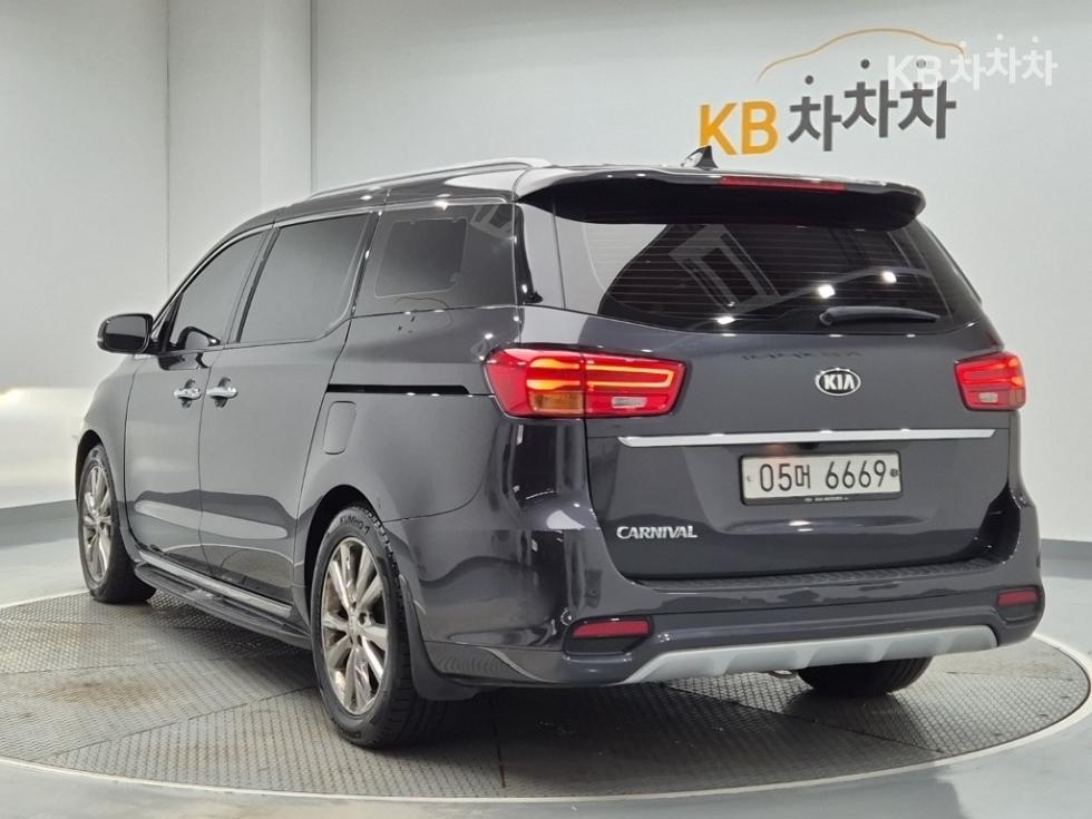 Kia Carnival — miniaturë 2